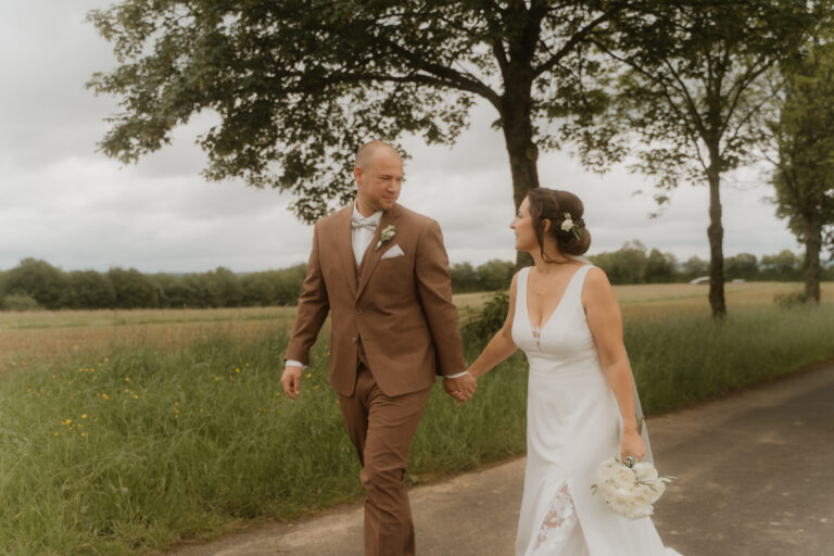 Hochzeitsfotos: Emotionale kirchliche Trauung von Eva & Fabian in Strohn, Eifel