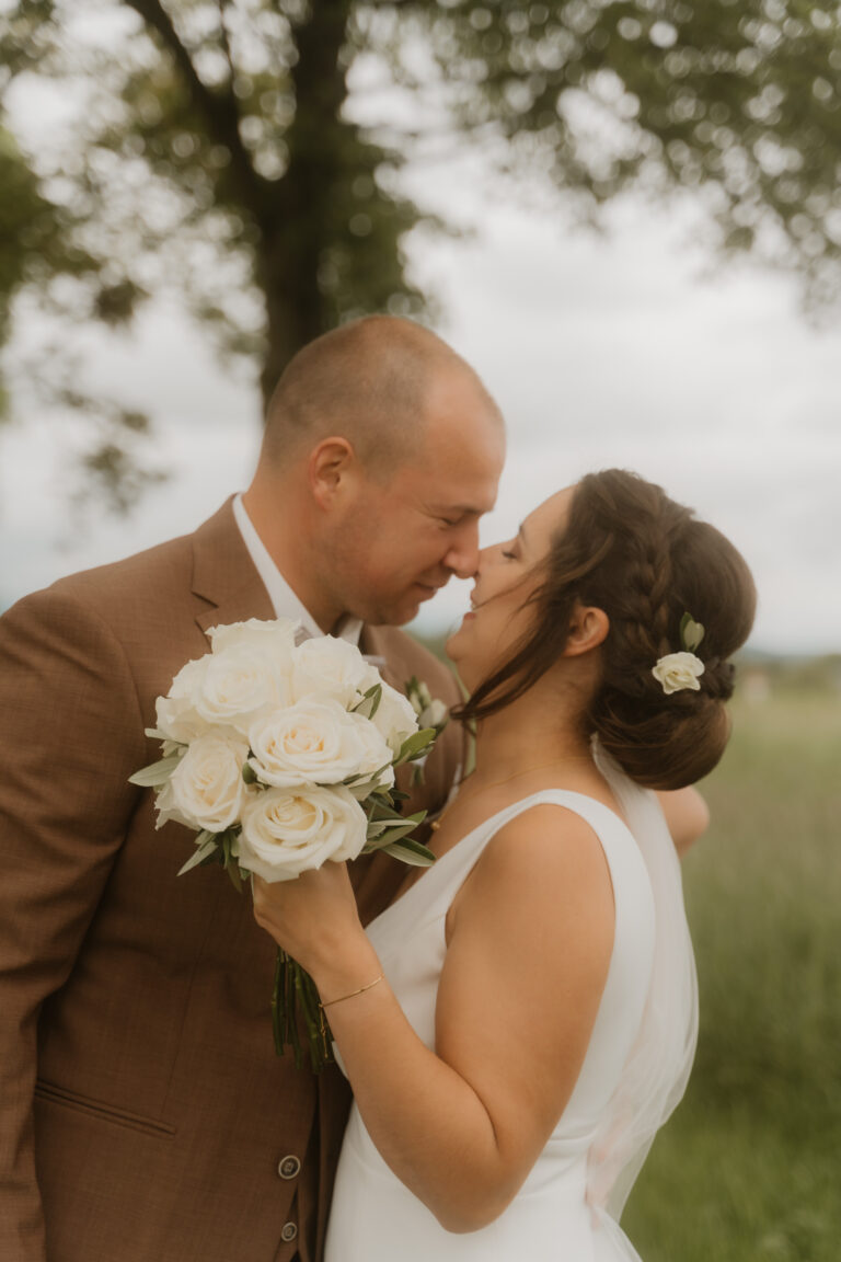 Hochzeitsfotos: Emotionale kirchliche Trauung von Eva & Fabian in Strohn, Eifel