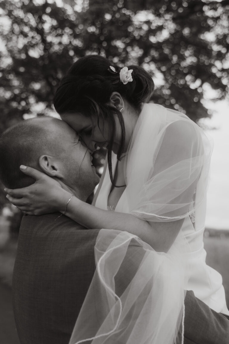 Hochzeitsfotos: Emotionale kirchliche Trauung von Eva & Fabian in Strohn, Eifel