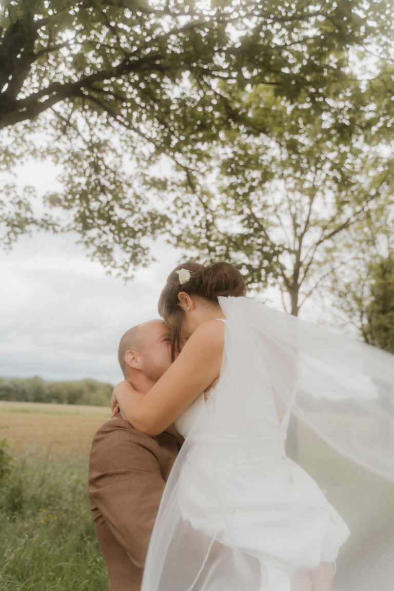 Hochzeitsfotos: Emotionale kirchliche Trauung von Eva & Fabian in Strohn, Eifel