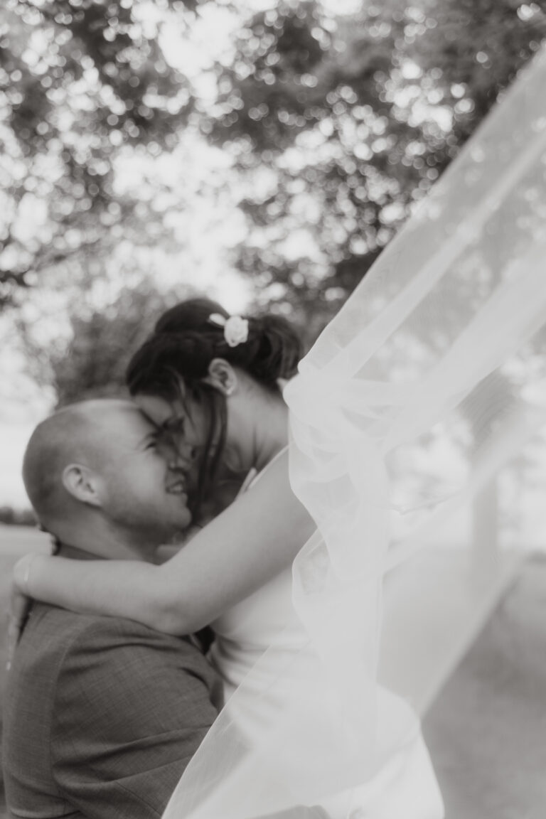 Hochzeitsfotos: Emotionale kirchliche Trauung von Eva & Fabian in Strohn, Eifel