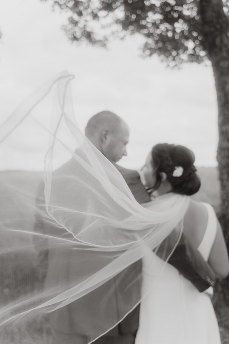 Hochzeitsfotos: Emotionale kirchliche Trauung von Eva & Fabian in Strohn, Eifel