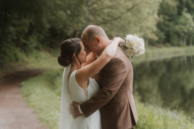 Hochzeitsfotos: Emotionale kirchliche Trauung von Eva & Fabian in Strohn, Eifel
