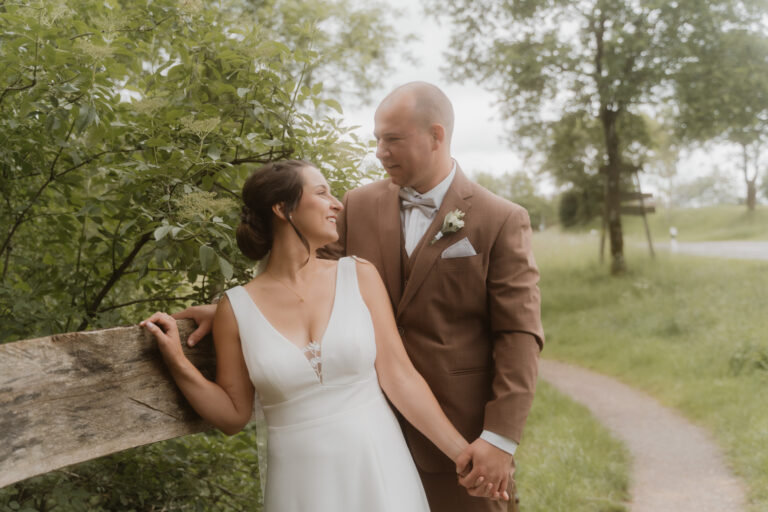 Hochzeitsfotos: Emotionale kirchliche Trauung von Eva & Fabian in Strohn, Eifel