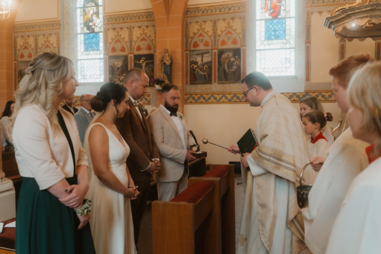 Hochzeitsfotos: Emotionale kirchliche Trauung von Eva & Fabian in Strohn, Eifel