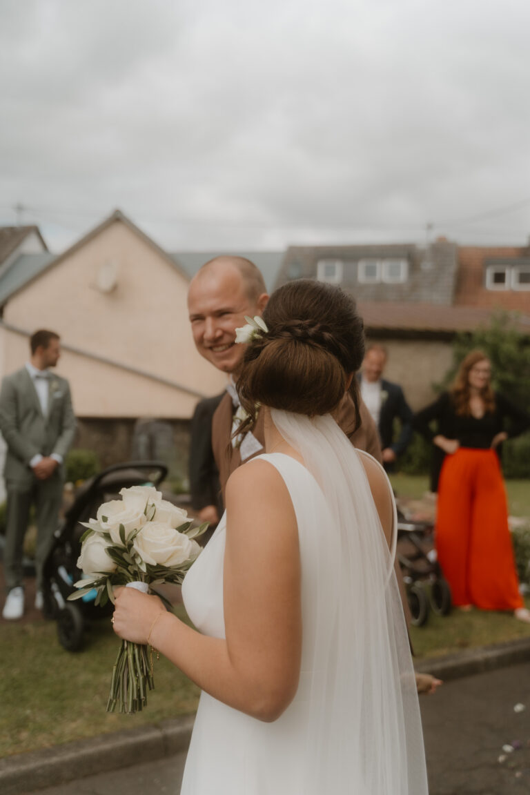 Hochzeitsfotos: Emotionale kirchliche Trauung von Eva & Fabian in Strohn, Eifel