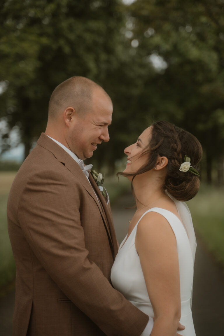 Hochzeitsfotos: Emotionale kirchliche Trauung von Eva & Fabian in Strohn, Eifel