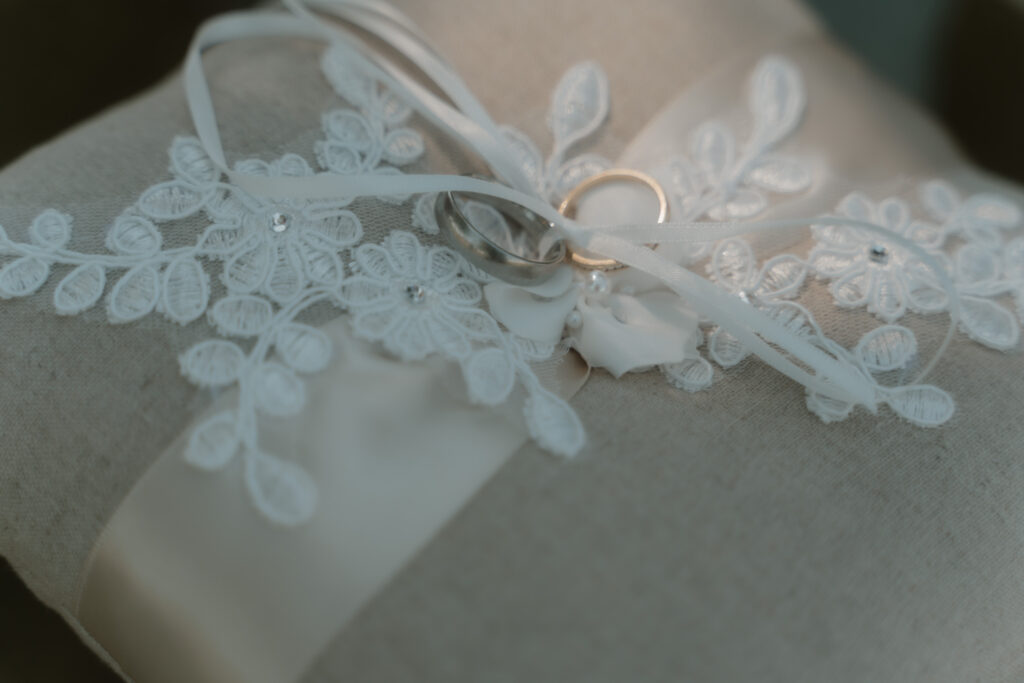 Eheringe auf einem Spitzenkissen, Hochzeit auf Schloss Bekond