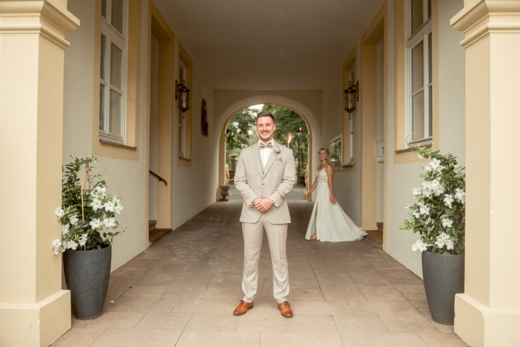 Sven wartet beim First Look im Torbogen von Schloss Dhaun