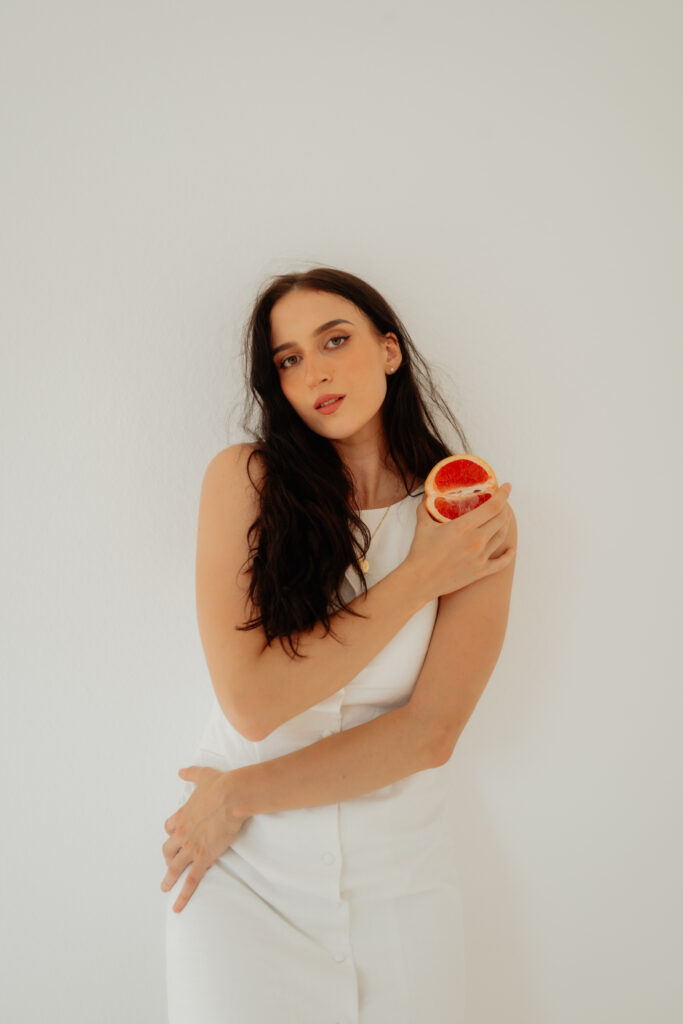 Studio-Portrait einer Frau mit roter Blüte, Fotostudio Wittlich