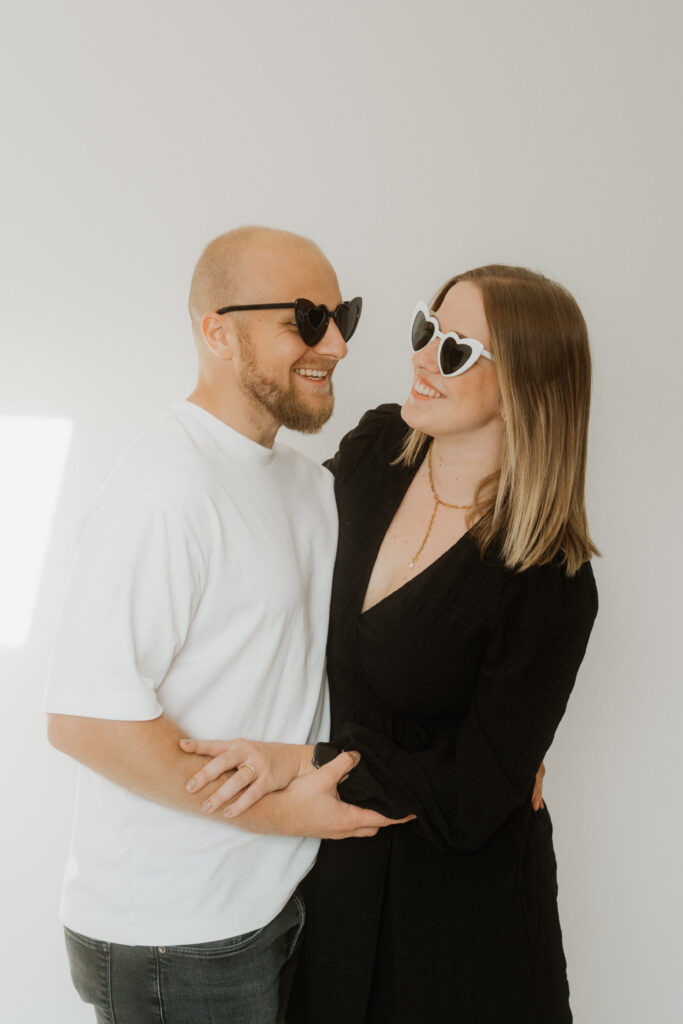 Paar mit Sonnenbrillen beim Studio-Shooting