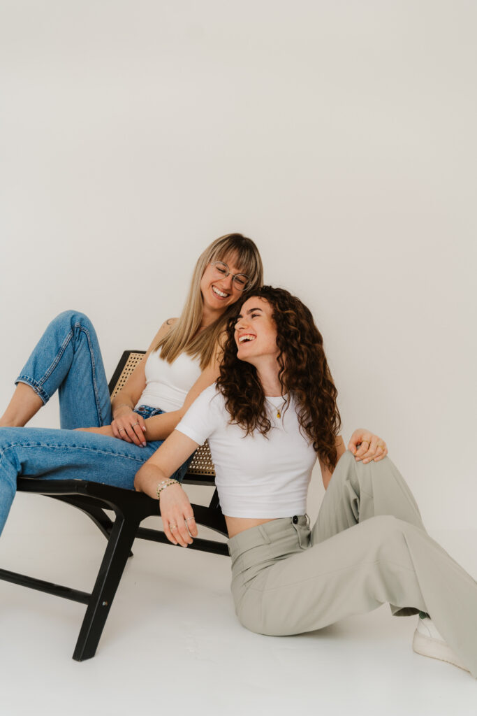Zwei Freundinnen beim Studio-Shooting in Wittlich
