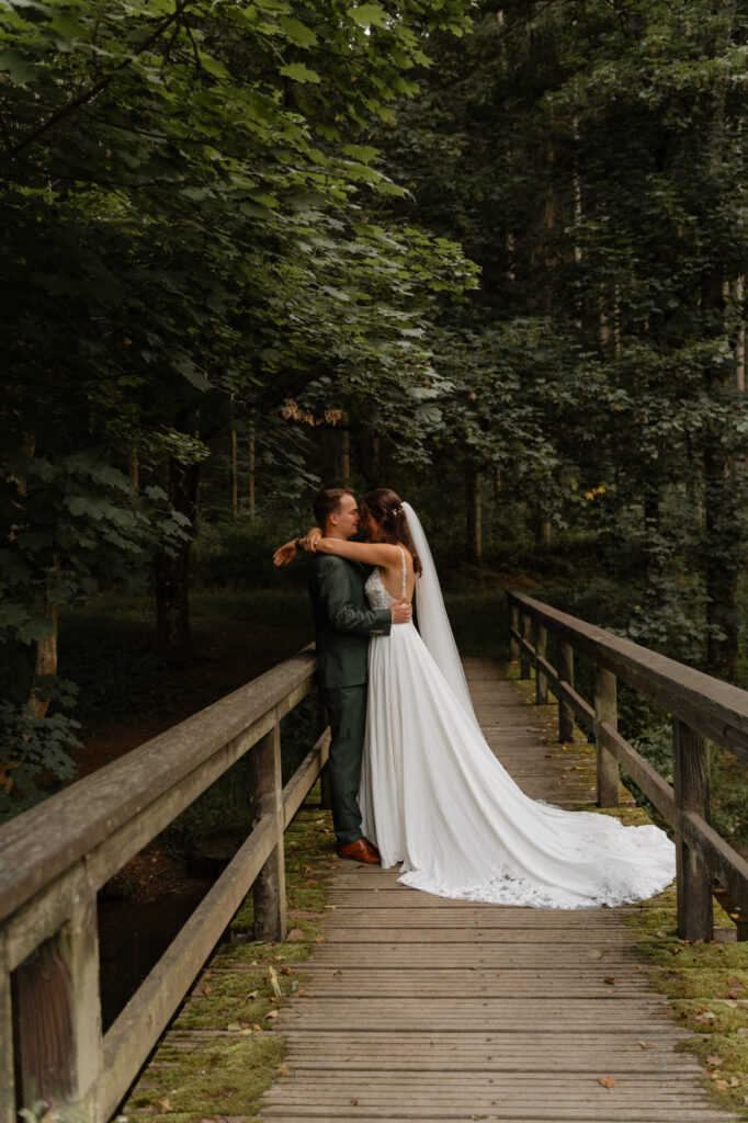 Hannah und Julian auf einer Holzbrücke im Wald