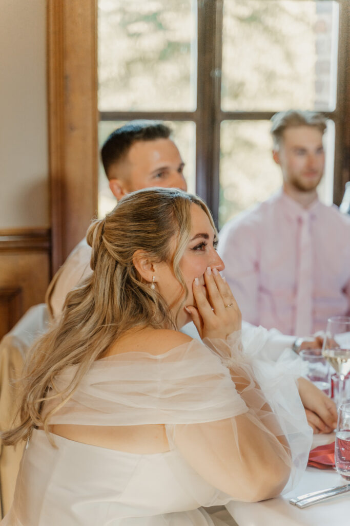 Tara ist gerührt von den Reden beim Hochzeitsdinner