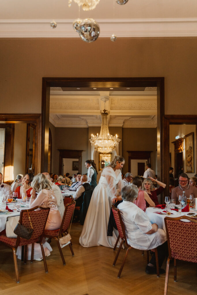 Hochzeitsdinner im Saal von Burg Bergerhausen in Kerpen