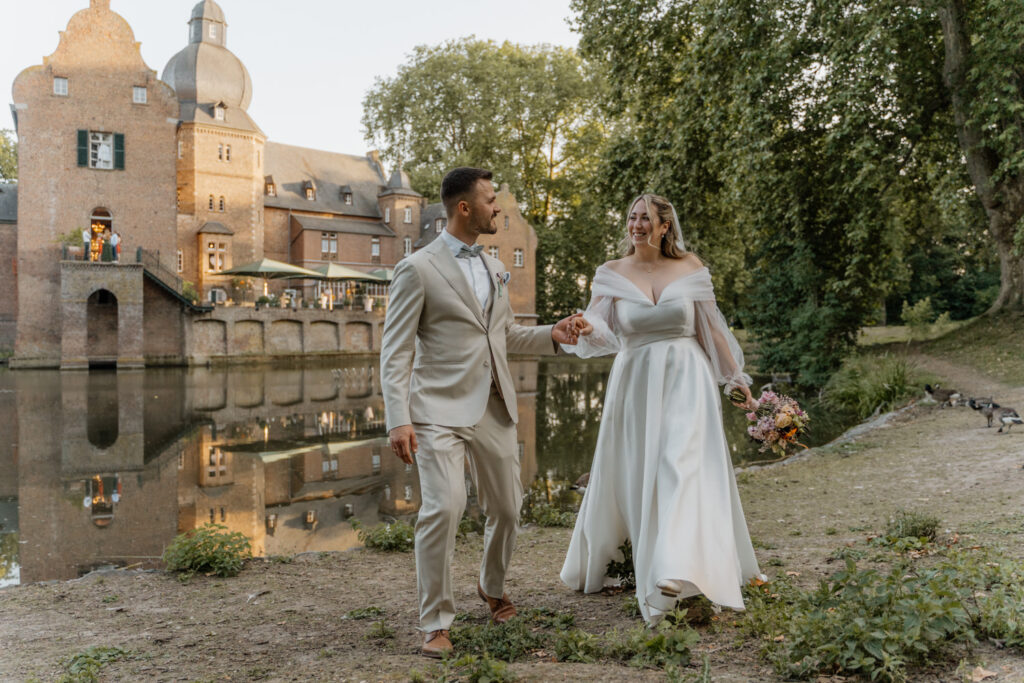 Tara und Viktor spazieren am Wassergraben von Burg Bergerhausen