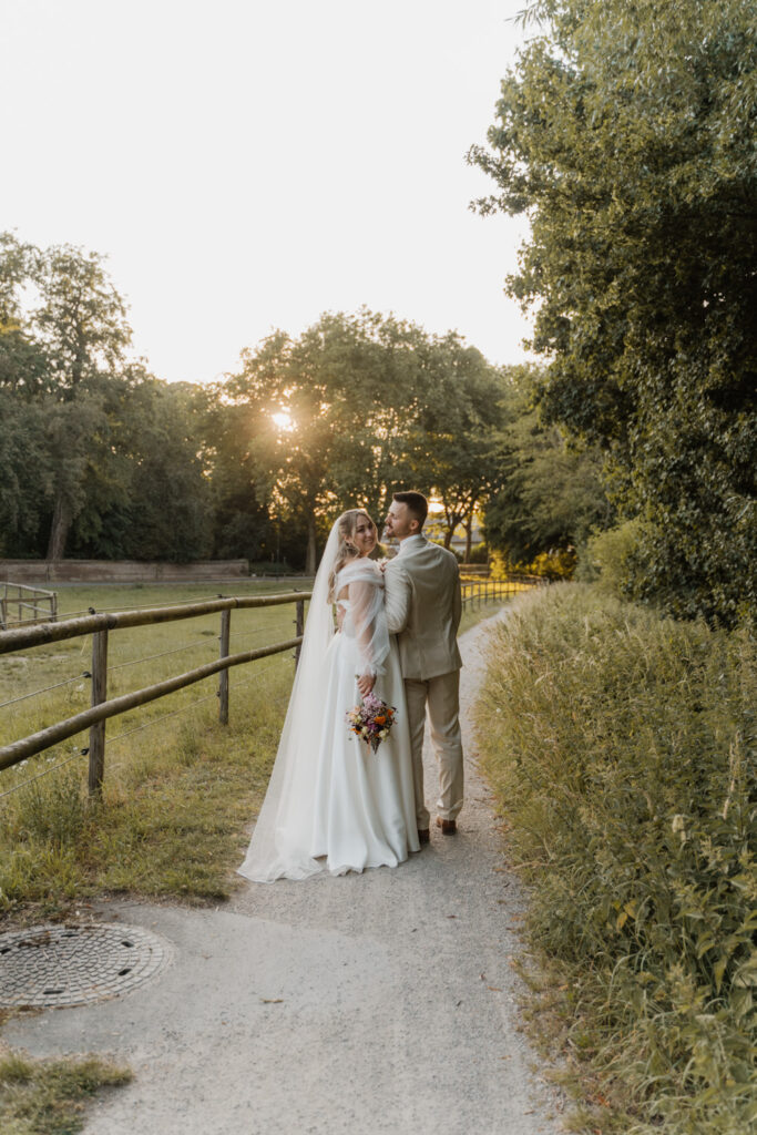 Tara und Viktor auf einem Weg im Abendlicht