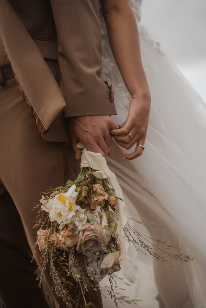 Detail: Brautstrauß und Hände beim Elopement auf Lanzarote