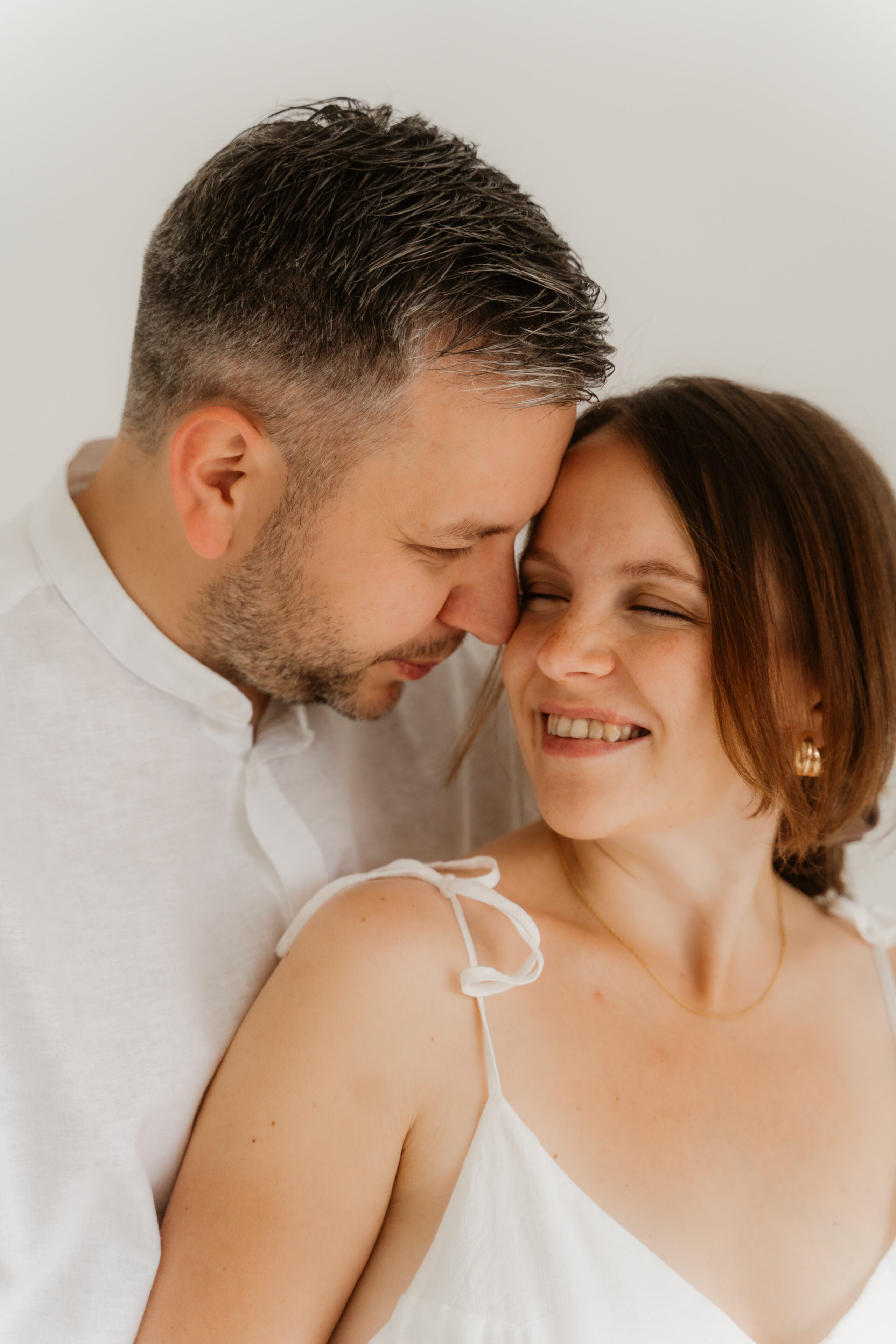 Paar beim Babybauch-Shooting im Tageslichtstudio in Wittlich