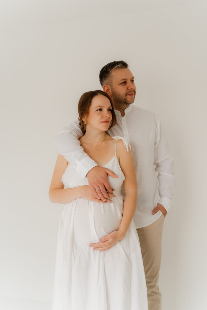 Paar beim Babybauch-Shooting im Tageslichtstudio in Wittlich