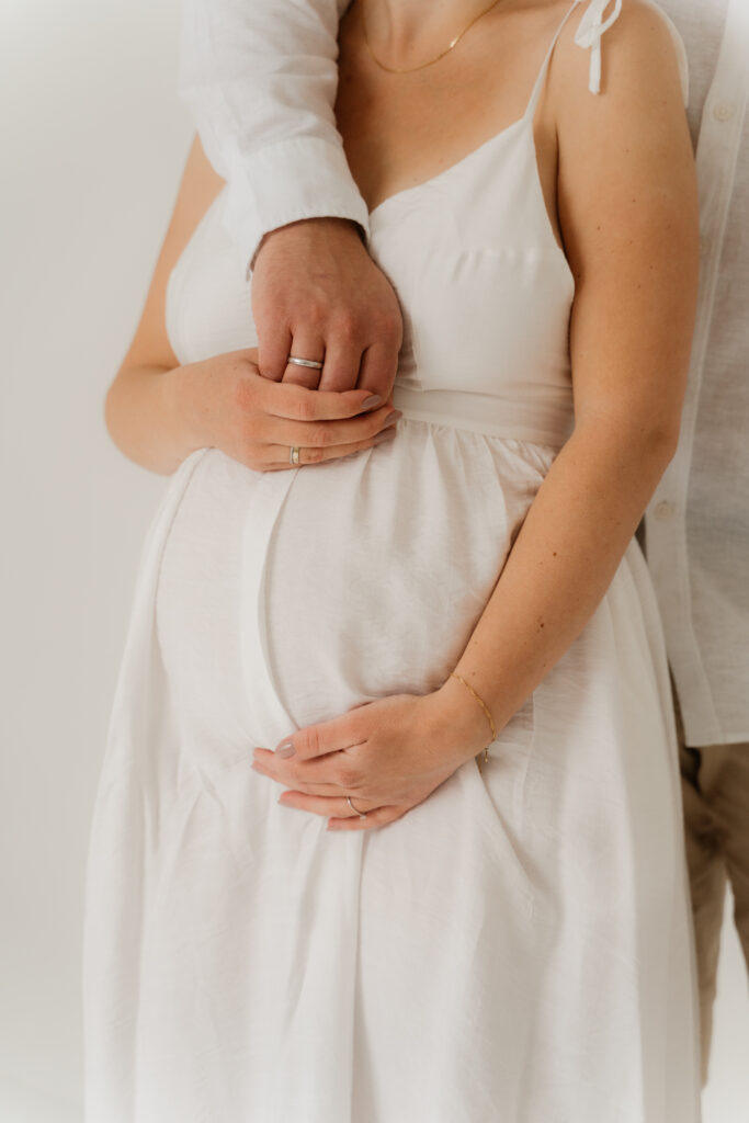 Detail: Babybauch im weißen Kleid, Studio-Shooting in Wittlich