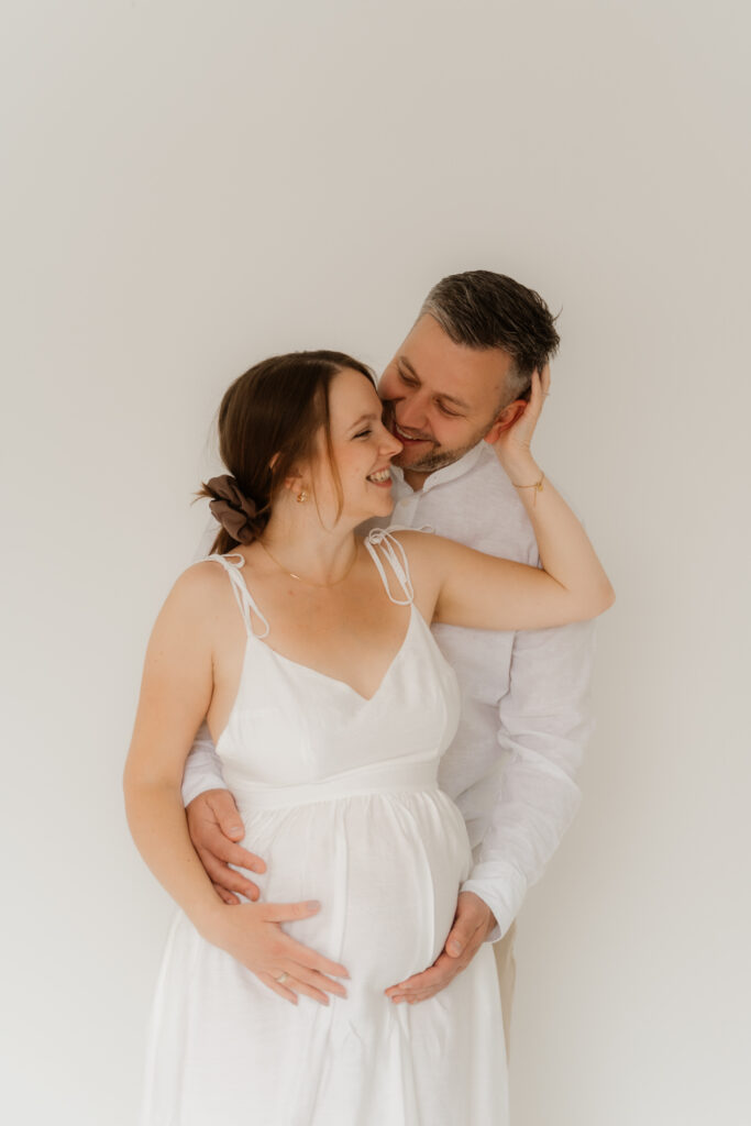 Paar beim Babybauch-Shooting im Tageslichtstudio in Wittlich