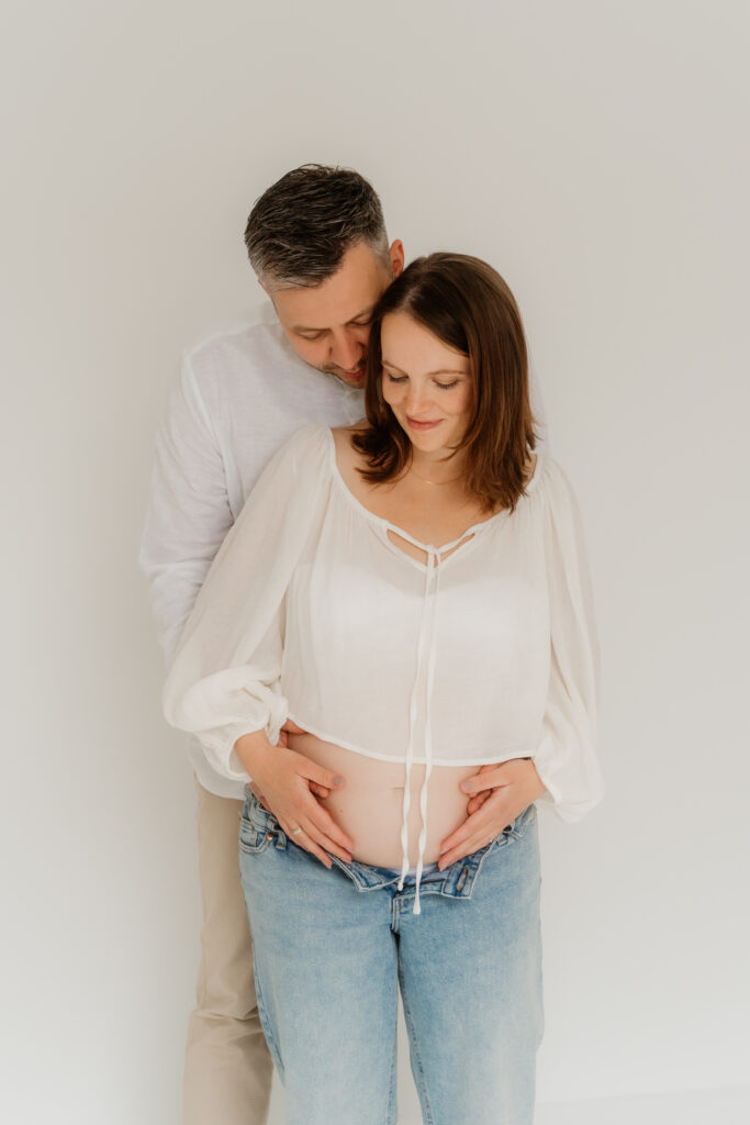 Paar beim Babybauch-Shooting im Tageslichtstudio in Wittlich