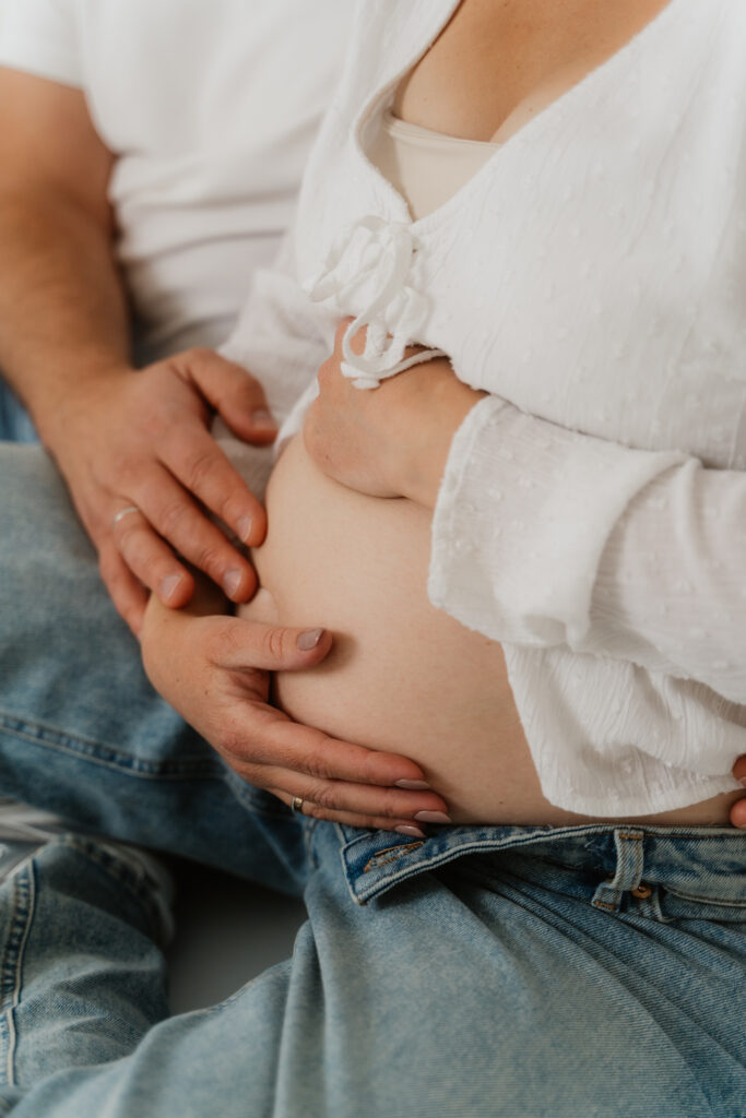 Detail: Hände auf dem Babybauch, Studio-Shooting in Wittlich