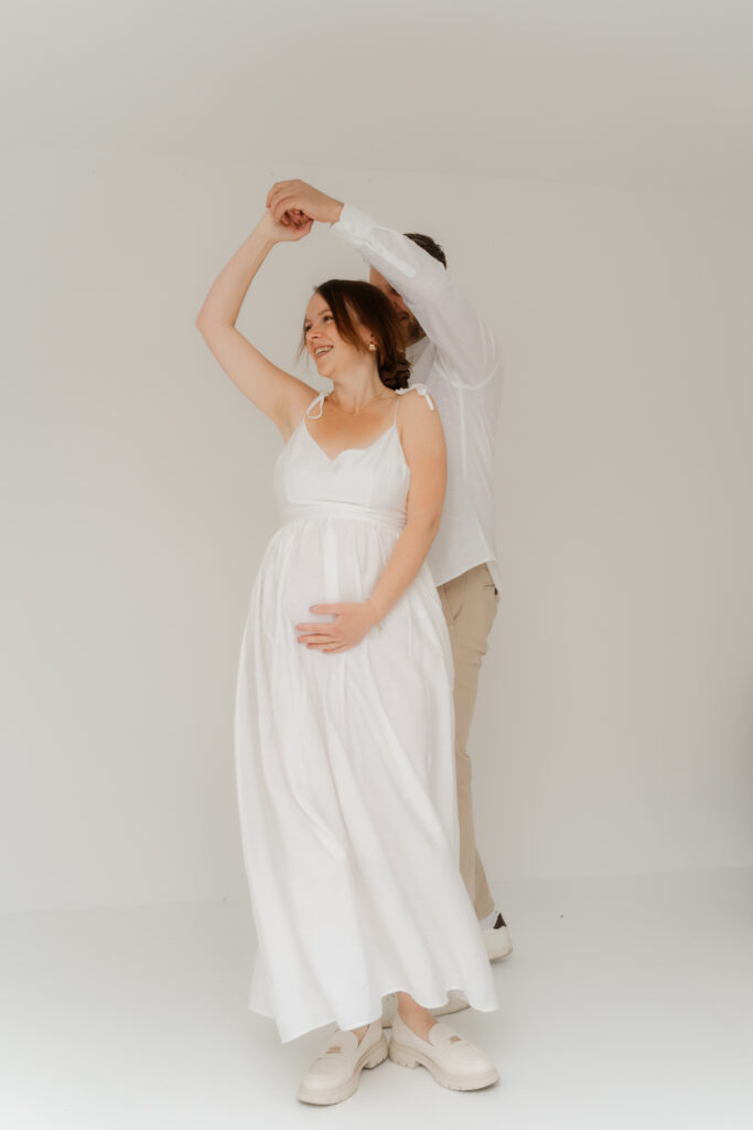 Paar beim Babybauch-Shooting im Tageslichtstudio in Wittlich