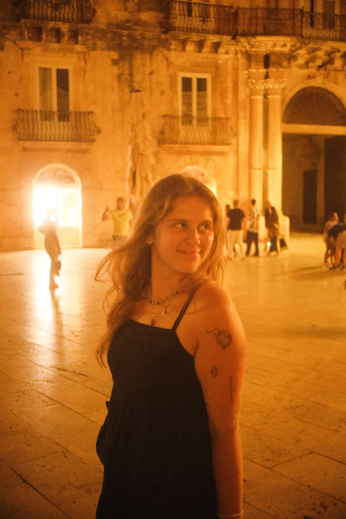 Vicky Diederich abends in einer Altstadt