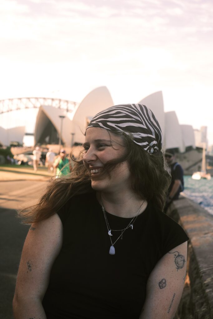 Vicky Diederich vor dem Opera House in Sydney