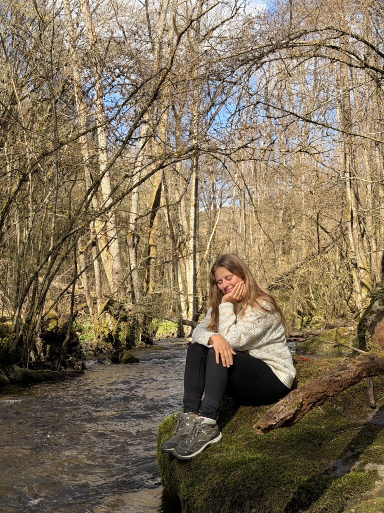 Vicky Diederich an einem Bach im Wald