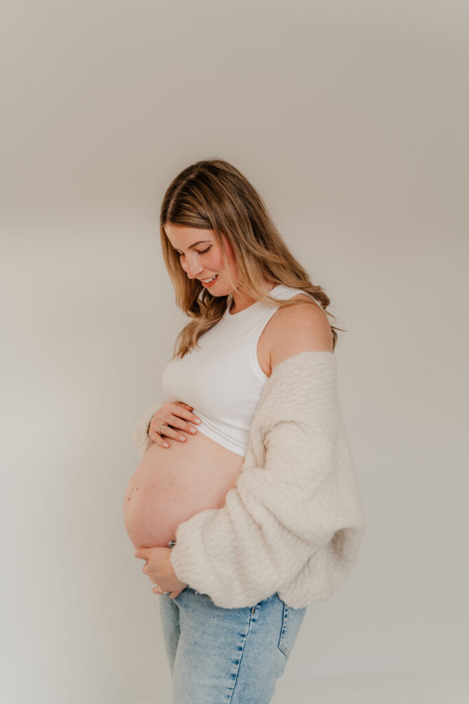 Werdende Mutter im Tageslichtstudio in Wittlich